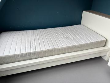 Malm incl lattenbodem en matras, 90x200