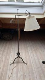 Smeedijzeren antieke / brocante lamp met witte kap., Ophalen, Gebruikt
