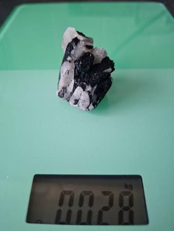 Zwarte Toermalijn met kwarts en een stukje Mica, 28 gram. beschikbaar voor biedingen
