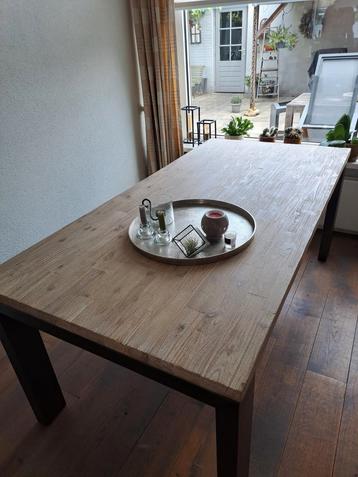 Te koop tafel  tv meubel en 2 kasten  beschikbaar voor biedingen