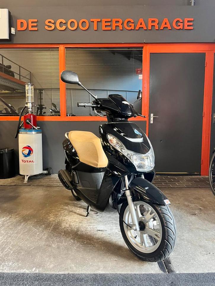 Peugeot kisbee snor 25km 2018, Fietsen en Brommers, Scooters | Peugeot, Gebruikt, Overige modellen, Maximaal 45 km/u, Benzine