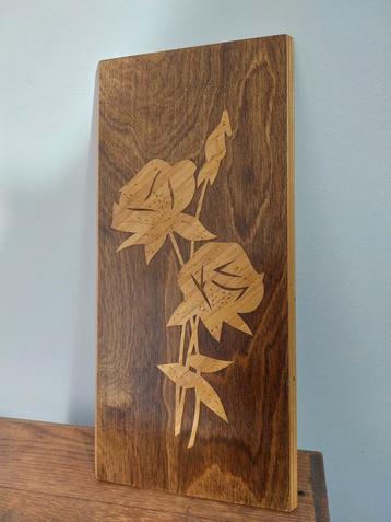 Houten wanddecoratie met rozen beschikbaar voor biedingen