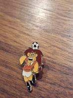 V 186  KNVB Dutchie Oranje Leeuw Voetbal Pin 1994 Kopbal, Ophalen of Verzenden, Zo goed als nieuw, Sport, Speldje of Pin