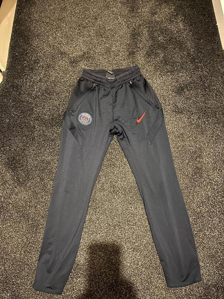 Nike Paris Saint-Germain trainingsbroek – maat 137/147, Sport en Fitness, Voetbal, Zo goed als nieuw, Broek, Maat XS of kleiner