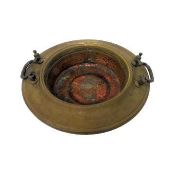 twee koperen kastanjepannen beschikbaar voor biedingen