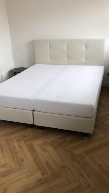 Eastborn boxspring in ivory kleur beschikbaar voor biedingen