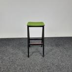 Zwart Houten Barkruk | Groene Zitting, 1 kruk, Ophalen, Gebruikt, 30 tot 60 cm