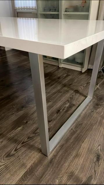 Eettafel + Salontafel beschikbaar voor biedingen