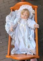 Houten poppenwieg met porseleinen pop, Ophalen, Zo goed als nieuw, Pop