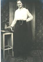 P33; fotokaart, Mevrouw bij tafeltje, Verzamelen, Foto's en Prenten, Verzenden, Foto, Klederdracht, Zo goed als nieuw