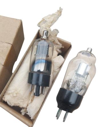 Britse WO2 RAF Radio Valve buizen/power supplies duo beschikbaar voor biedingen