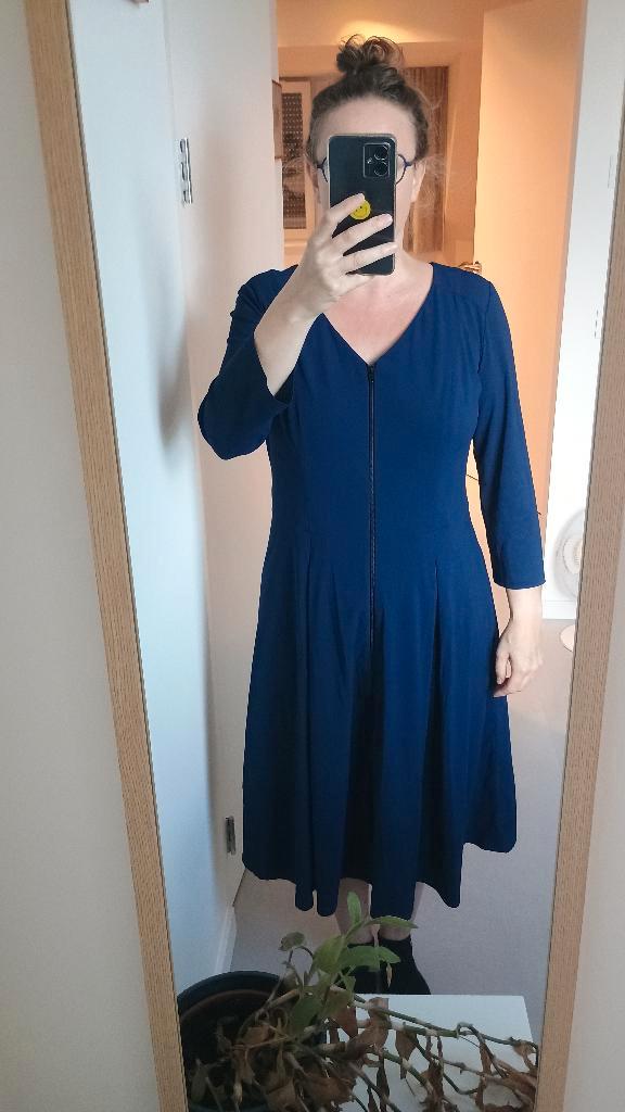 La Dress jurk, Kleding | Dames, Jurken, Zo goed als nieuw, Maat 42/44 (L), Blauw, Onder de knie, Ophalen of Verzenden