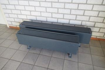Vrijstaande convectorradiator met verstelbare voet. Gebruikt beschikbaar voor biedingen