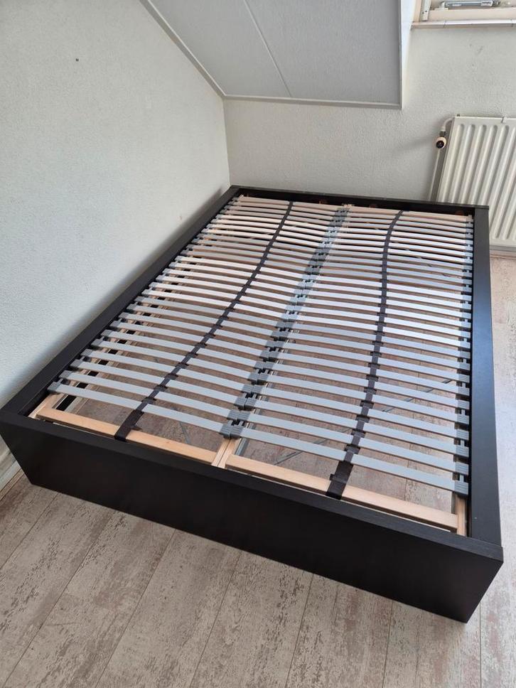 Zwart bed 200cm bij 140cm, Huis en Inrichting, Slaapkamer | Bedden, Gebruikt, Tweepersoons, 140 cm, 200 cm, Hout, Zwart, Ophalen