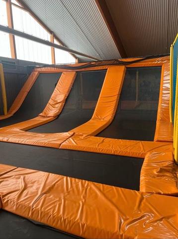 Prachtige Grote Trampoline - 13x7,5 meter beschikbaar voor biedingen