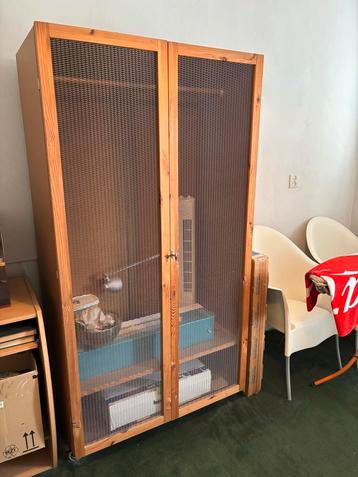 Houten kast met gaasdeuren beschikbaar voor biedingen