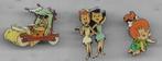 THE FLINTSTONES FRED WILMA EN BETTY PEBBLES 3 UIT 1 SERIE, Verzamelen, Ophalen of Verzenden, Gebruikt, Merk, Speldje of Pin