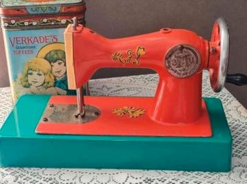 Vintage kinder naaimachine  beschikbaar voor biedingen