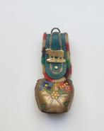 Oude ijzeren koeienbel met bloemen en groene leren band, Ophalen of Verzenden