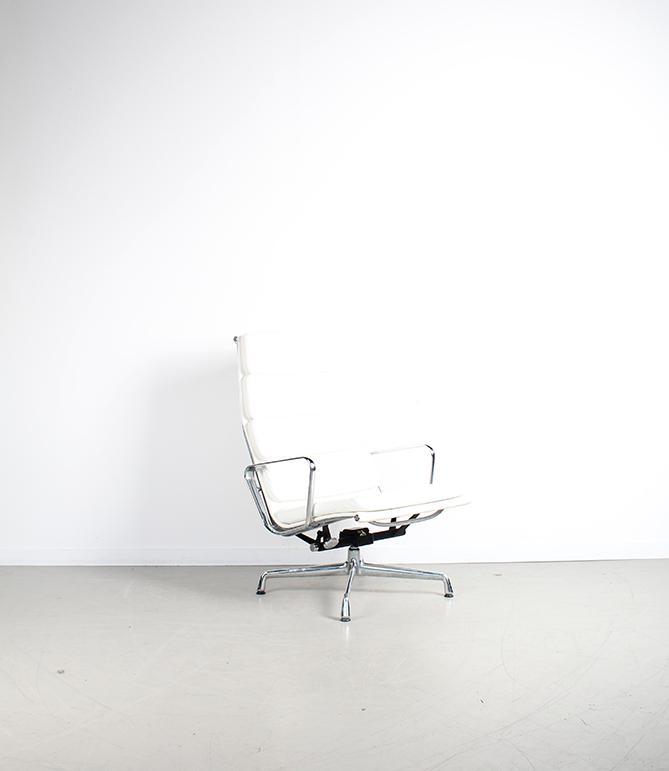 1x Vitra Eames EA 222 Softpad Wit – Chroom, Huis en Inrichting, Fauteuils, Zo goed als nieuw, Leer, Metaal, 50 tot 75 cm, 75 tot 100 cm
