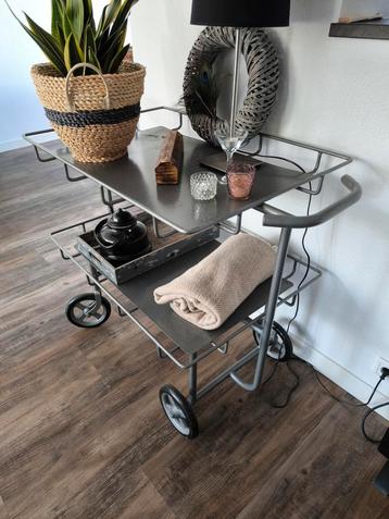 Ouderwetse hotel trolley van staal beschikbaar voor biedingen