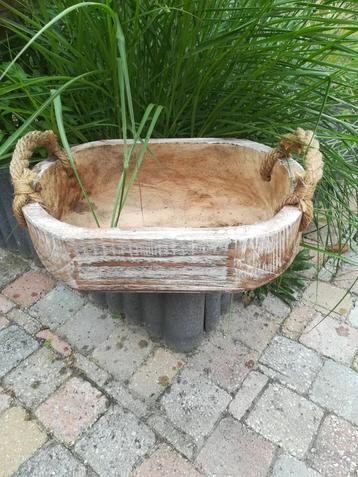 Grote houten plantenbak beschikbaar voor biedingen