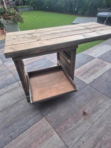 Mooi houten bureau beschikbaar voor biedingen