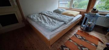 Bed met lattenbodem 160x200 beschikbaar voor biedingen