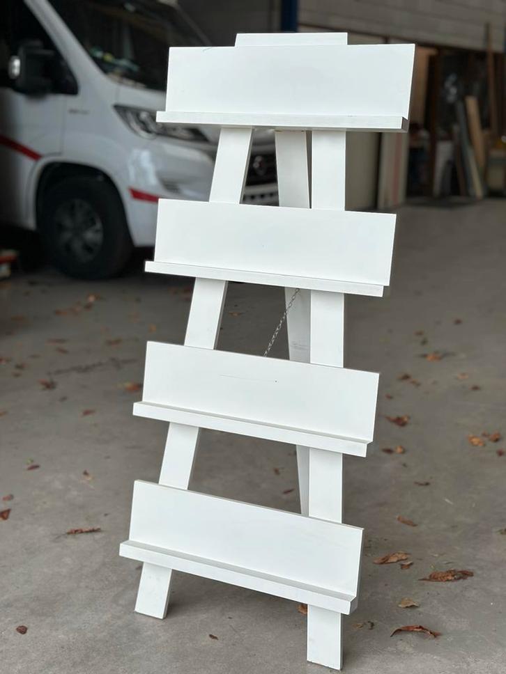 Leuk boekenrek in de vorm van een schildersezel, Huis en Inrichting, Woonaccessoires | Wandplanken en Boekenplanken, Zo goed als nieuw
