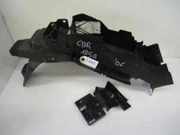 CBR125R 2004 - 2006 Honda Batterijbak D1-11141 beschikbaar voor biedingen