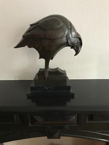 Art Deco Altdorp bronzen havik op marmeren sokkel.  beschikbaar voor biedingen