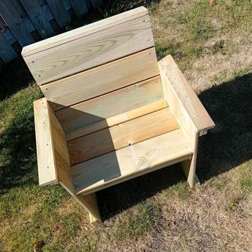 Tuinstoel grenenhout beschikbaar voor biedingen