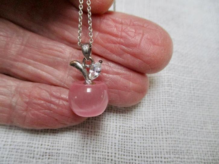 Rozen kwarts hanger model appel + schittersteen als blaadje, Sieraden, Tassen en Uiterlijk, Kettinghangers, Zo goed als nieuw