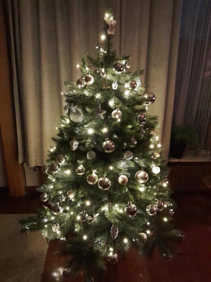 Kerstboom, compleet met verlichting en ballen, Diversen, Kerst, Zo goed als nieuw, Ophalen