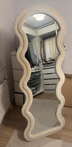 Golvende staande spiegel - wavy  - creme beige, Huis en Inrichting, Woonaccessoires | Spiegels, Ophalen, Zo goed als nieuw, Overige vormen