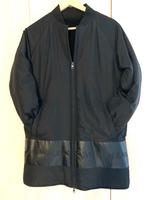 Mooie, nieuwe bomberjas, langere lengte, van CK, Maat 38/40 (M), Zwart, Nieuw, Ophalen of Verzenden