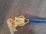 Barbie met twee stuks kleding, Ophalen of Verzenden, Zo goed als nieuw