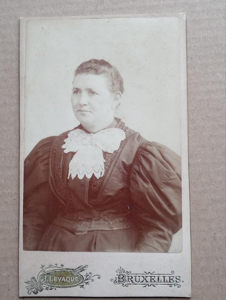 Oude foto van een dame,J.Levaque Brussel Bruxelles België, Verzamelen, Foto's en Prenten, Verzenden, Voor 1940, Gebruikt