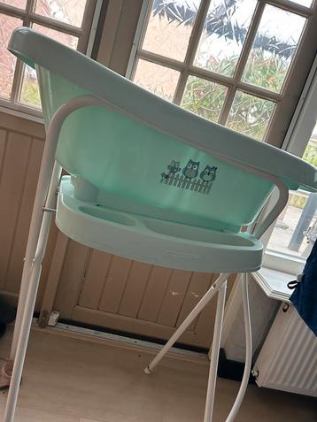 Bébé-Jou badje met thermometer en opklapbaar statief beschikbaar voor biedingen