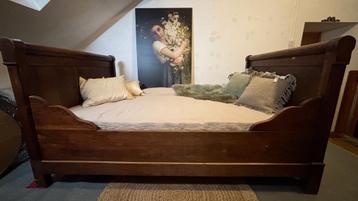 Antiek bed beschikbaar voor biedingen