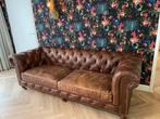 INDUSTRIËLE CHESTERFIELD 3 ZITS BANK IN VINTAGE COGNAC LEER, Huis en Inrichting, Banken | Bankstellen, Ophalen, Gebruikt, Driepersoons