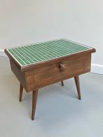 Vintage bijzettafel / nachtkastje met nieuwe mozaiek tegels, Antiek en Kunst, Ophalen