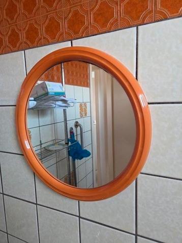 Vintage retro oranje spiegel beschikbaar voor biedingen