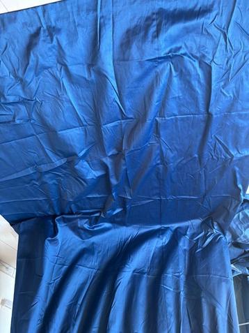 Prachtige blauwe gordijnen beschikbaar voor biedingen