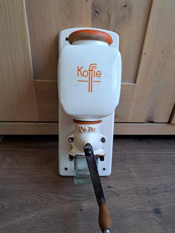 Vintage koffiemolen Pe De wandmodel oranje details  beschikbaar voor biedingen