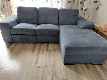 Blauwe lounge bank beschikbaar voor biedingen