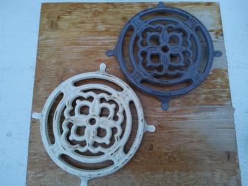 2 Gietijzeren onderzetters beschikbaar voor biedingen