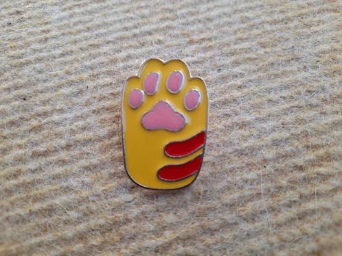 1 kleurrijke kattenpoot pin te koop, Verzamelen, Speldjes, Pins en Buttons, Nieuw, Speldje of Pin, Dier of Natuur, Ophalen of Verzenden
