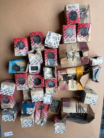 Spijkers. Nagels. Timmeren beschikbaar voor biedingen