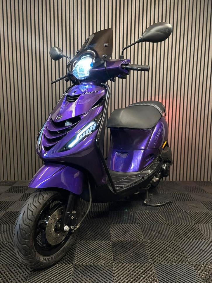 PIAGGIO ZIP 2020 BROM FULL OPTION CANDY PURPLE, Fietsen en Brommers, Scooters | Piaggio, Zo goed als nieuw, Zip, Maximaal 45 km/u